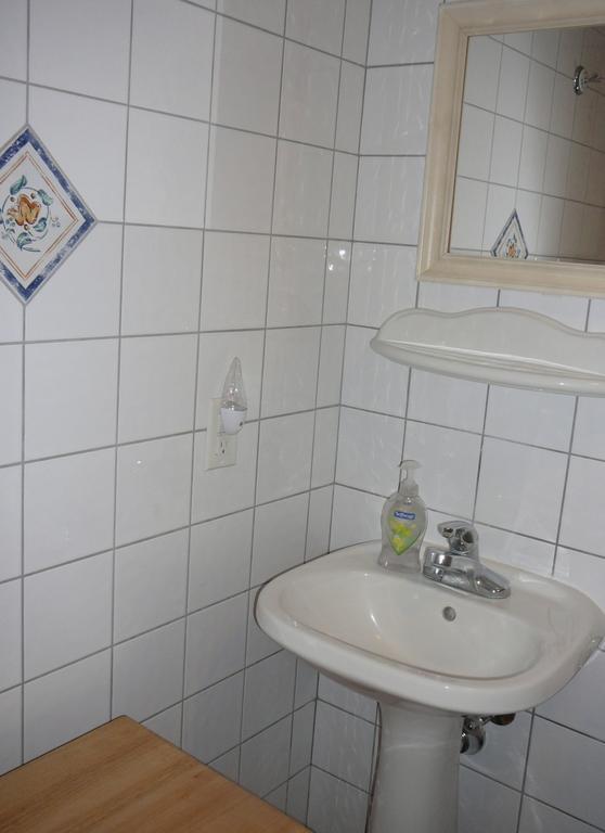 Habitación con cama grande y baño privado
